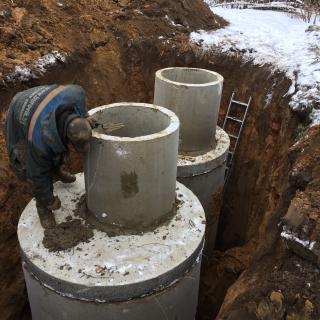 Монтаж канализации (выгребная яма) 2 колодца по три кольца 1,5 метра